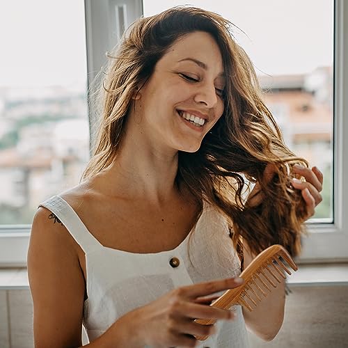 EQLEF Green Sandalwood Comb, Wooden Wide Tooth Comb for Curls No Static Handmade Hair Comb Quality Wooden Curls Comb for Women (Wide-Tooth Comb)